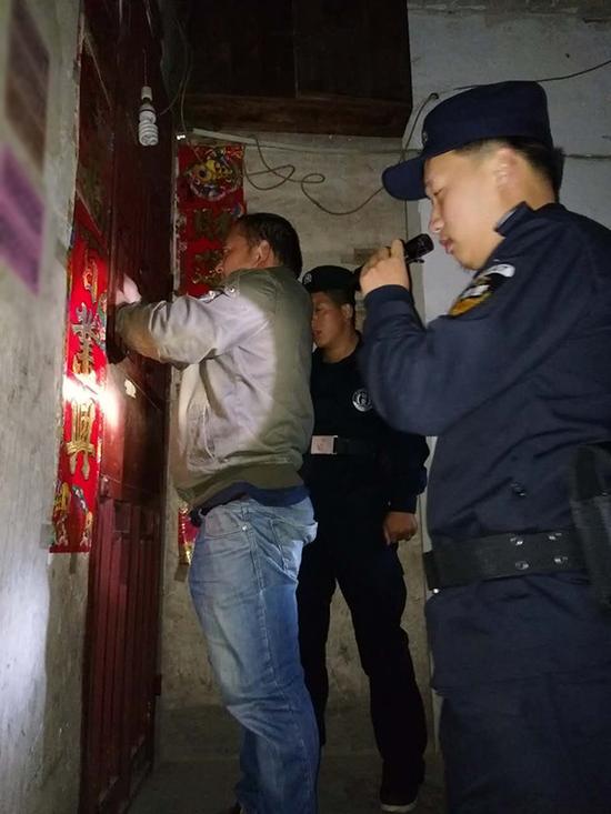 新安镇粗心妈妈误将幼女锁家中 