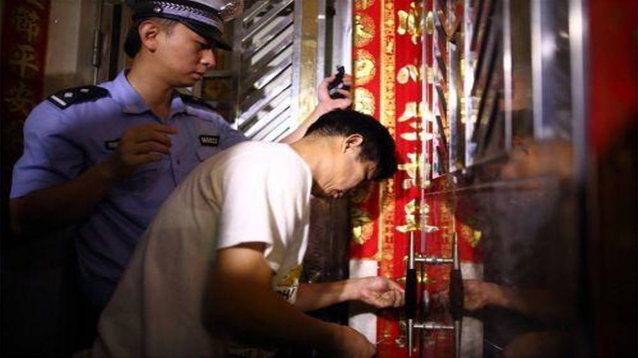 新安镇请开锁师傅开了锁后，师傅